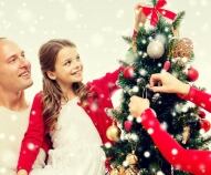 Decorare l'albero di Natale con i bambini