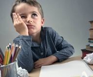 Bambini stanchi dopo la scuola