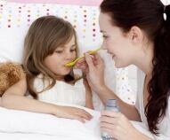 Come si cura la tosse nei bambini? I farmaci e i rimedi naturali