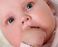 come si fa a capire se un neonato ha gli occhi chiari
