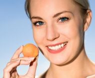 La dieta che protegge la pelle: quali cibi fanno bene?