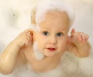 Otite del nuotatore nei bambini, dal bagnetto alla piscina