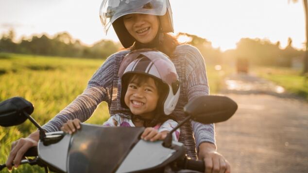 Bambini in moto: come si portano e da che età possono andare in moto. Il Codice della Strada dice che l'età minima è 5 anni bambini in moto
