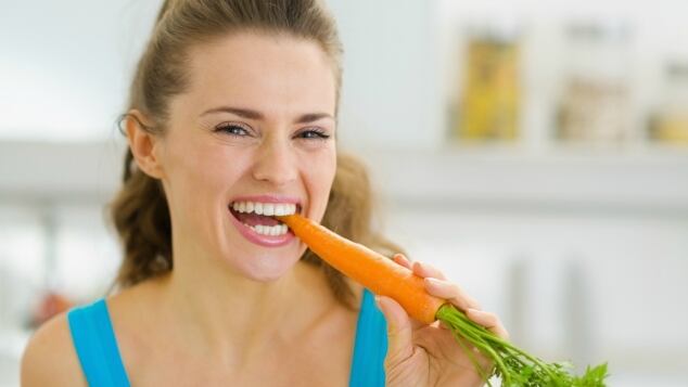 Cibi che favoriscono l'abbronzatura | Cibi per favorire l'abbronzatura e gli alimenti ricchi di melanina: dalle carote al radicchio cibi che favoriscono l abbronzatura