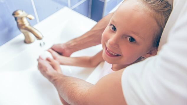 Come insegnare ai bambini a lavarsi le mani: consigli e illustrazioni per insegnare ai bambini il corretto lavaggio delle mani a casa e a scuola come insegnare ai bambini a lavarsi le mani