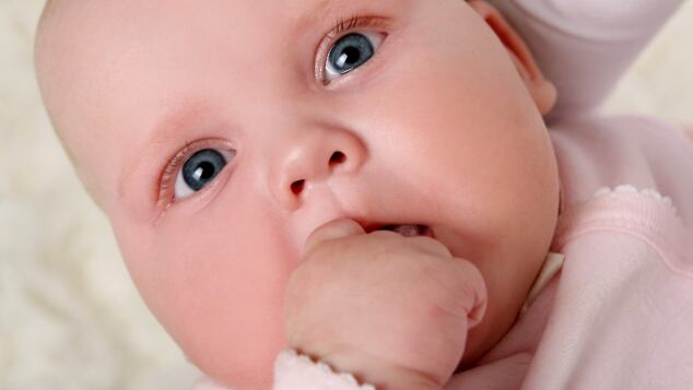 come si fa a capire se un neonato ha gli occhi chiari