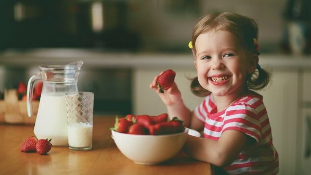 Si possono dare le fragole ai bambini? A che età si possono proporre le fragole nello svezzamento e quali sono i benefici delle fragole fragole ai bambini