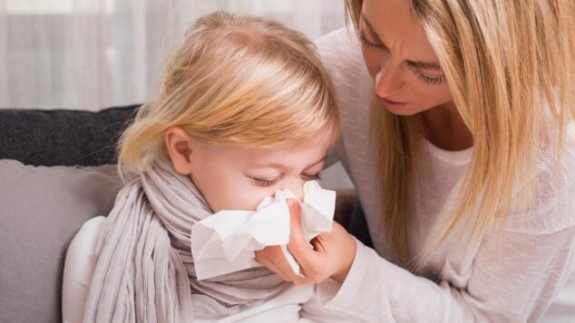 Lavaggi nasali ai bambini: in che posizione fare il lavaggio nasale, che soluzione usare e quante volte al giorno si può fare il lavaggio nasale lavaggi nasali ai bambini