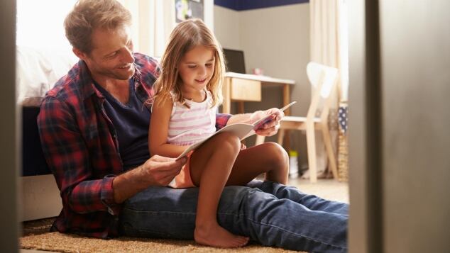 Quali sono i benefici della lettura a voce alta per i bambini sin da piccoli: dal miglioranento delle capacità cognitive, al legame con il genitore i benefici della lettura a voce alta per i bambini