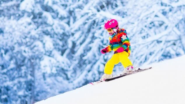 Bambini sugli sci: i consigli dei pediatri per vivere una vacanza in montagna con i bambini in tutta sicurezza. Come iniziare e a che età? bambini sugli sci cosa sapere