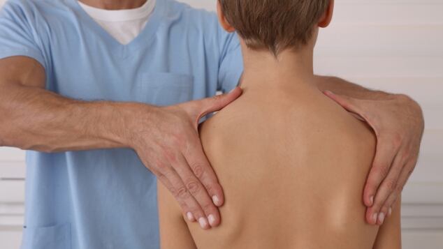 Scoliosi nei bambini: cause, sintomi e come si cura. Come prevenire la scoliosi funzionale nei più piccoli. Quali sport si possono fare con la scoliosi scoliosi nei bambini