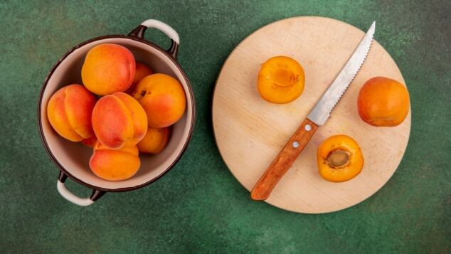 Si possono mangiare le albicocche in gravidanza? Quali sono i benefici, quante se ne possono mangiare, quando evitarle. Tutto ciò che devi sapere sulle si possono mangiare le albicocche in gravidanza