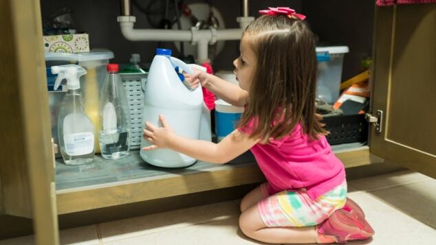 Oggetti più pericolosi per i bambini: cibo, pile a disco, detersivi. Come prevenire e cosa fare se il bambino ha ingerito un oggetto sicurezza in casa quali sono gli oggetti piu pericolosi per i bambini