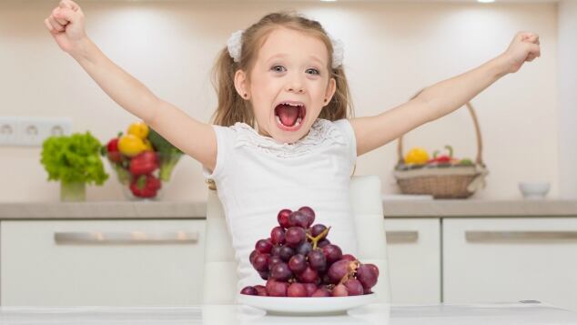 Quando si può dare l'uva ai bambini, come proporla e quale tipo scegliere: tutto sulle proprietà nutrizionali dell'uva da dare ai piccoli. Come tagliare l'uva quando si puo dare l uva ai bambini